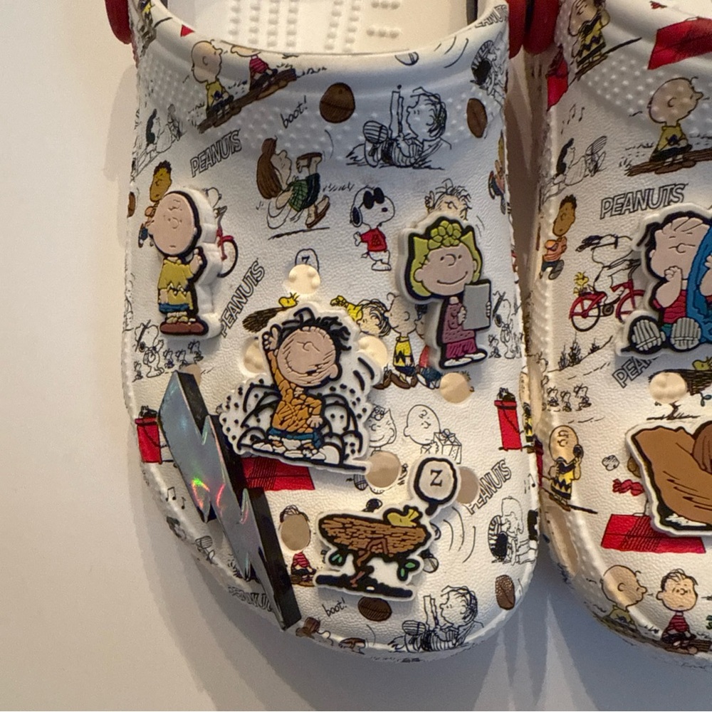 Peanuts Snoopy Charlie Brown Kids Unisex Size 4 Crocs Like New Condition - Picture 2 of 10